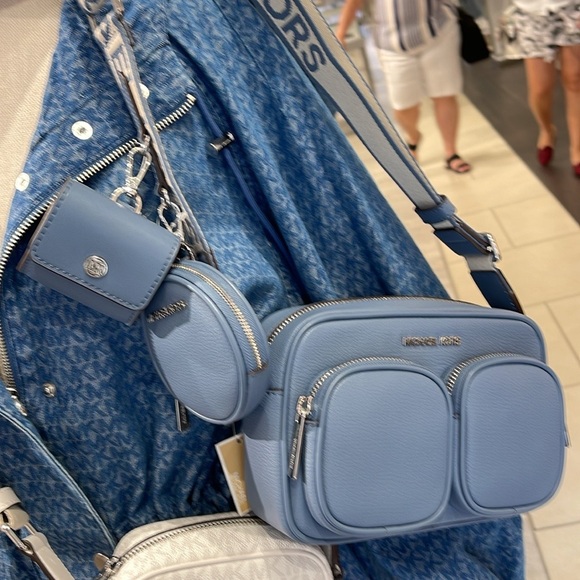 Michael Kors Jet Set Md Leather Crossbody Bag with Case for Apple Airpods Pro® - Picture 6 of 16